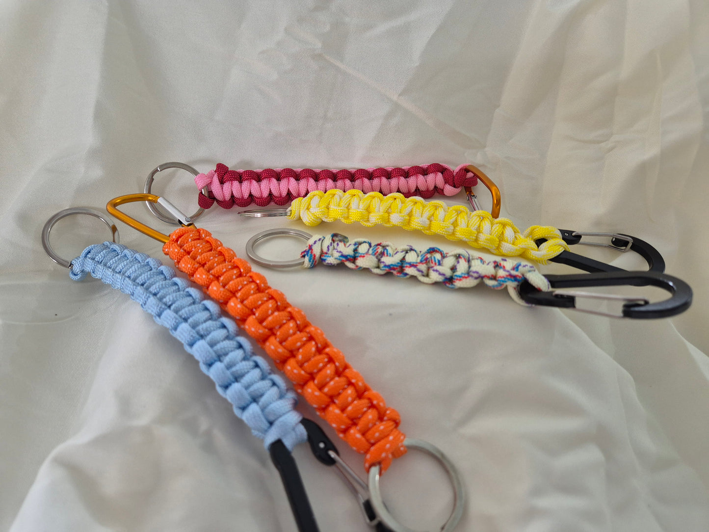🔑 Paracord Keychains – Clip-On Utility with Personality